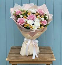 Букет цветов из:  Гвоздики, Орхидеи и Розы в Приволжском Республики Марий Эл