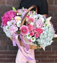 Цветочная композиция из Розы, Хризантемы, Пионы и Лизиантусы в корзине в Приволжском Республики Марий Эл