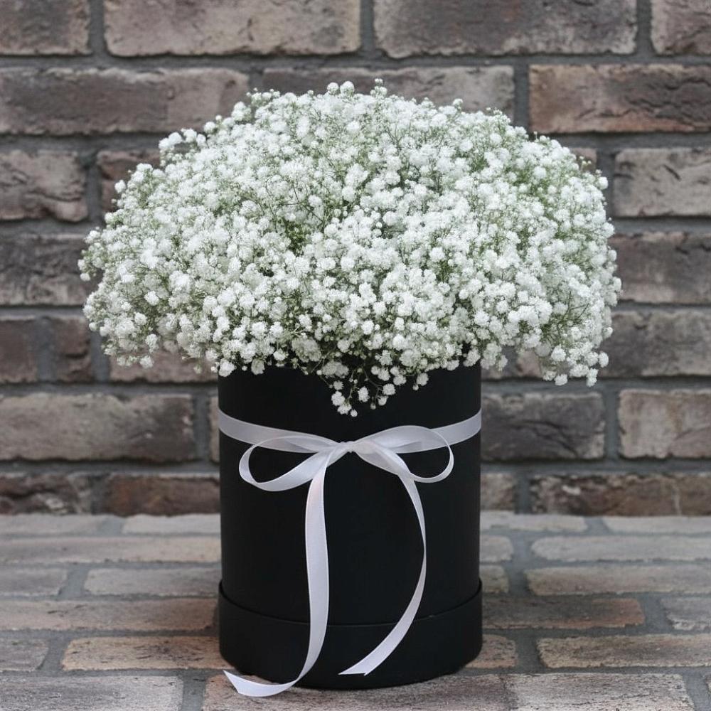 Цветочная композиция из Гипсофила в шляпной коробке в Приволжском Республики Марий Эл