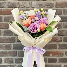 Букет цветов из:  Лизиантусы и Розы в Приволжском Республики Марий Эл