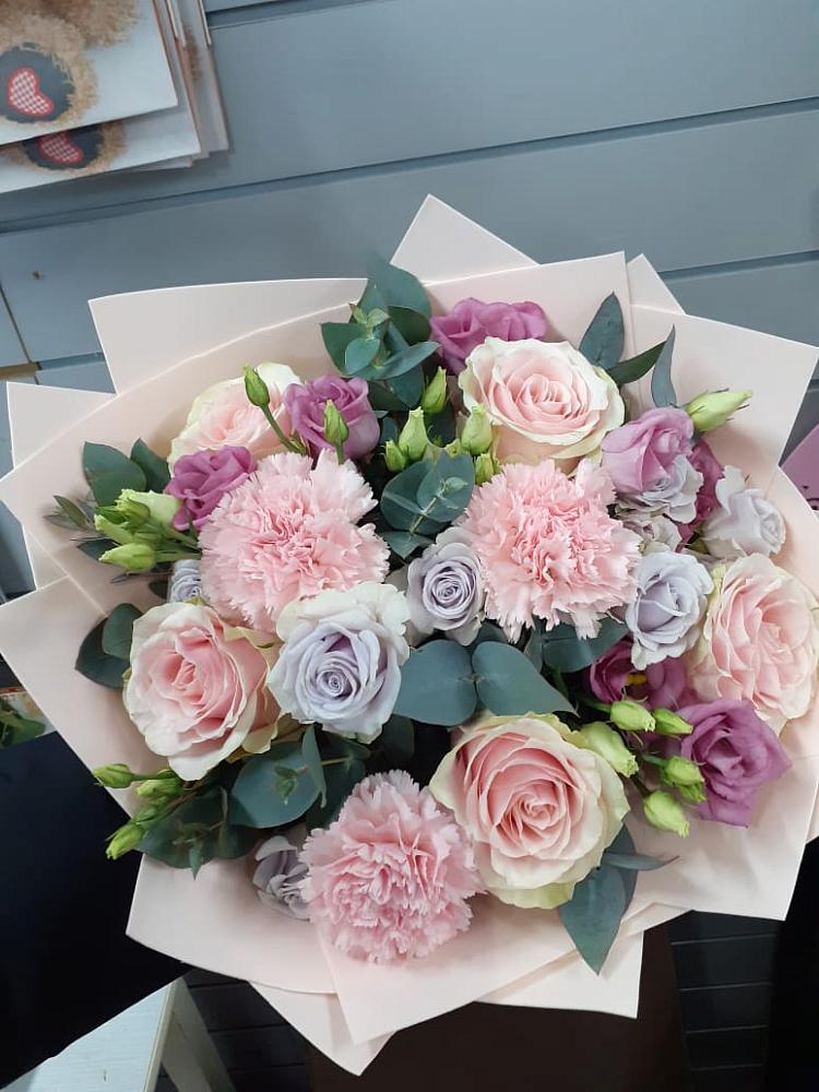 Букет цветов из: Розы, Гвоздики и Лизиантусы в Приволжском Республики Марий Эл